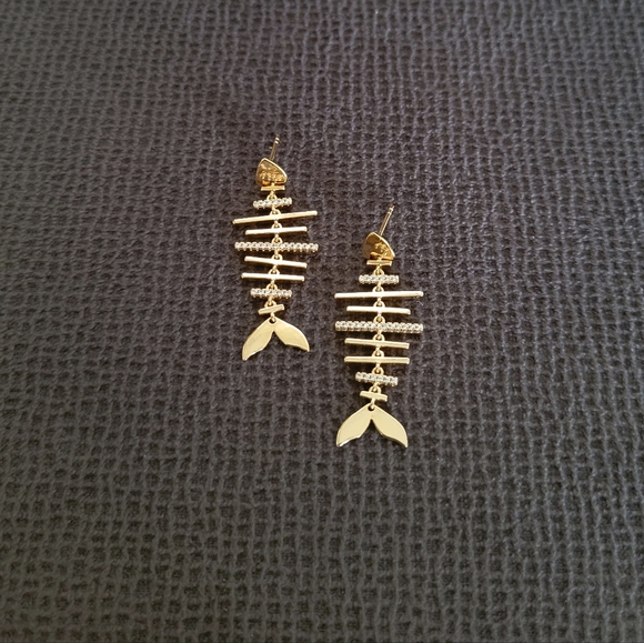 Rachel Zoe Gold💛 Fish🐠 Bone🦴 Earrings - NIB - Picture 2 of 15